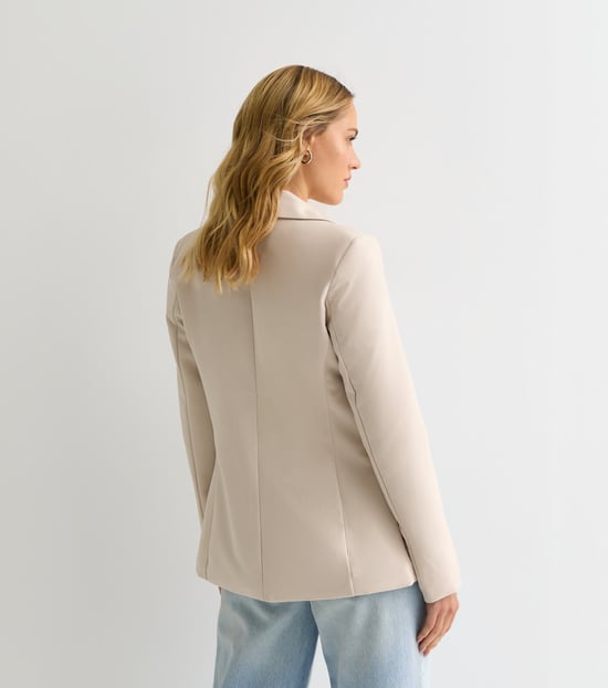 Beigefarbener maßgeschneiderter Blazer mit Taschendetail - Image 4