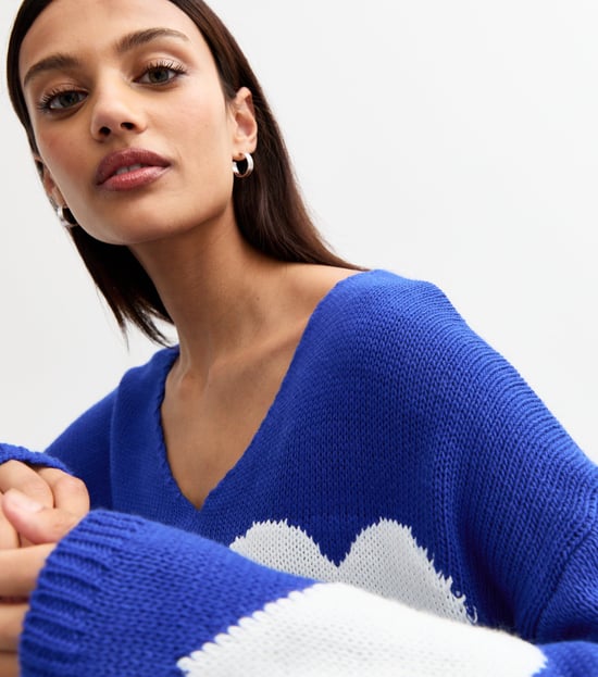 Blauer Pullover mit V-Ausschnitt und übergroßem Herz. - Image 2