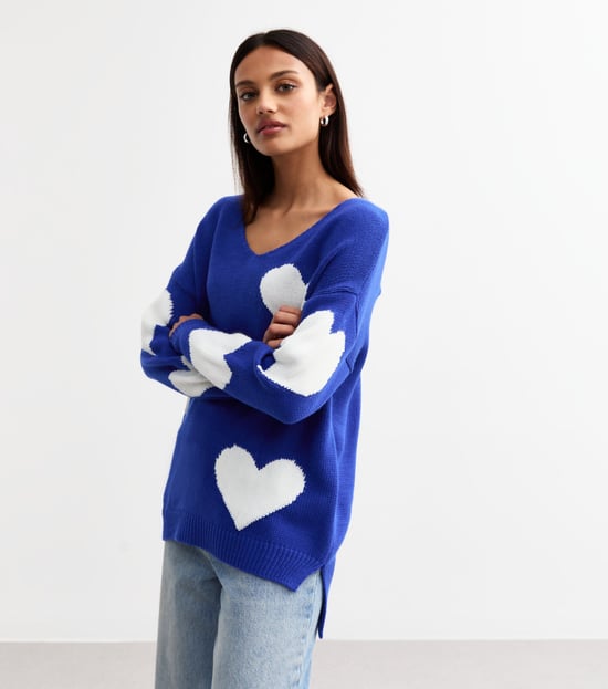 Blauer Pullover mit V-Ausschnitt und übergroßem Herz. - Image 3