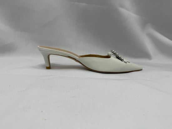 Stuart Weitzman Schnalle-verzierte Kitten-Heel Mules aus weißem Leder - Image 2