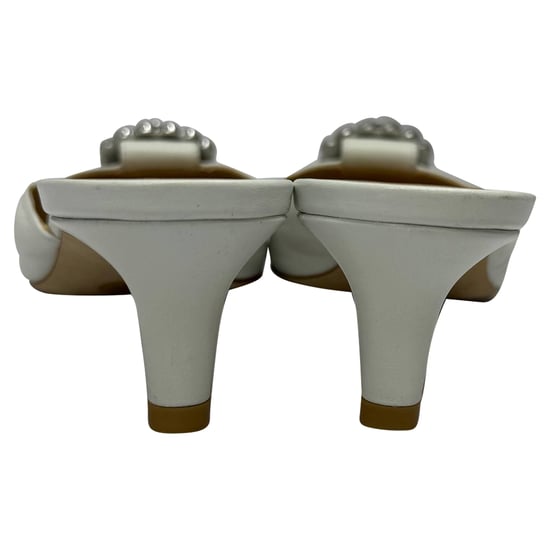 Stuart Weitzman Schnalle-verzierte Kitten-Heel Mules aus weißem Leder - Image 4