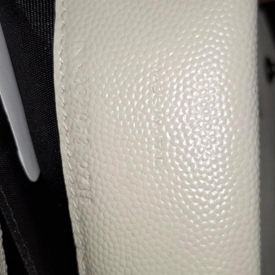 Saint Laurent Matelassé – Gesteppte, genarbte Brieftasche mit Umschlagkette aus weißem Leder - Image 6