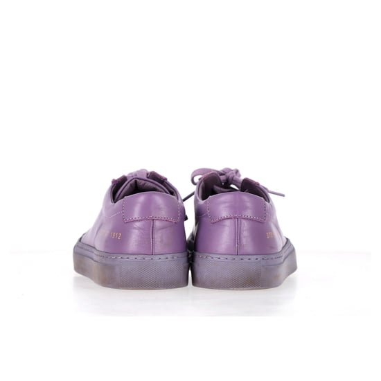 Common Projects – Achilles – Niedrige Sneakers aus lila Leder - Image 3