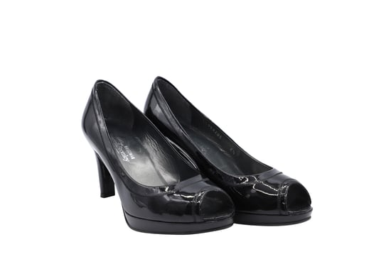Stuart Weitzman x Russel Bromley Peep-Toe-Pumps aus schwarzem Lackleder - Image 2