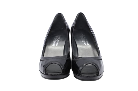 Stuart Weitzman x Russel Bromley Peep-Toe-Pumps aus schwarzem Lackleder - Image 3