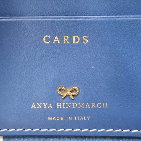 Anya Hindmarch – I Am A Plastic Bag – Kleine Tragetasche mit Lederbesatz und Aufdruck aus blauem beschichtetem Canvas - Image 5