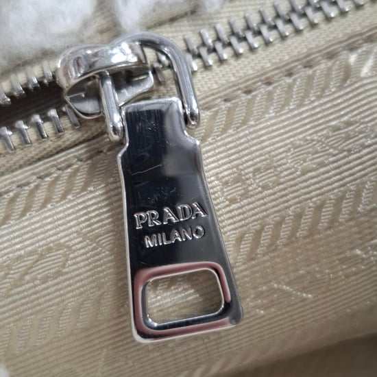 Prada Logo-Plakette Scherenhandtasche aus weißem Kaschmir - Image 6