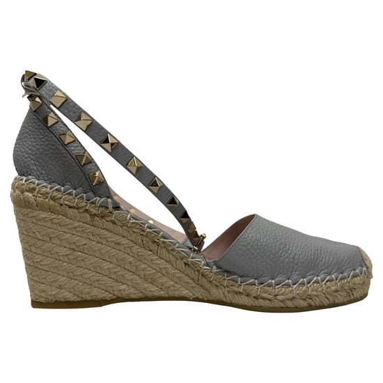 Valentino Rockstud Knöchelriemen Espadrille Wedge Pumps aus grauem Leder - Image 1