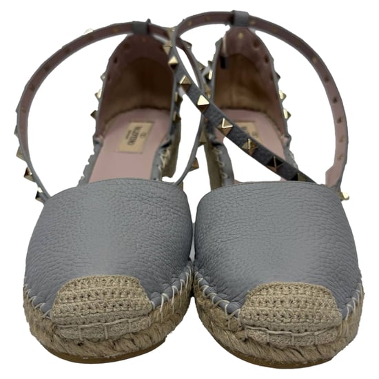 Valentino Rockstud Knöchelriemen Espadrille Wedge Pumps aus grauem Leder - Image 2
