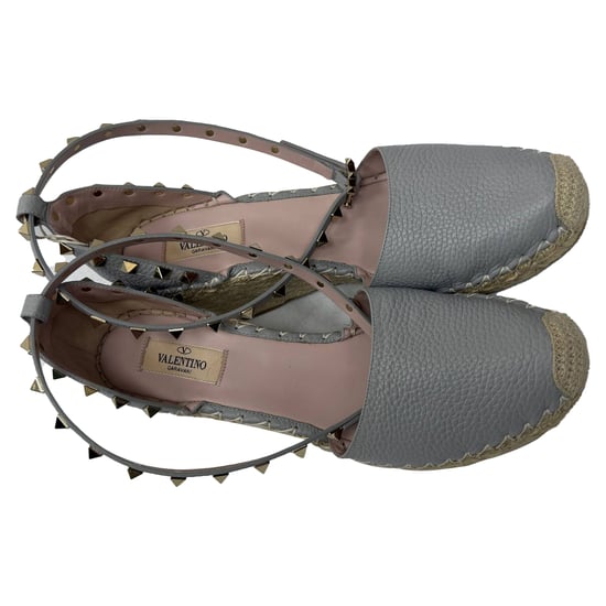 Valentino Rockstud Knöchelriemen Espadrille Wedge Pumps aus grauem Leder - Image 4