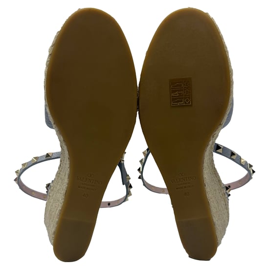 Valentino Rockstud Knöchelriemen Espadrille Wedge Pumps aus grauem Leder - Image 6