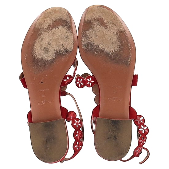 Alaïa Flower Lasercut Riemensandalen mit Flachsohle aus rotem Wildleder - Image 6