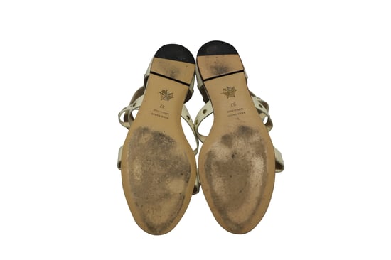 Charlotte Olympia – Sandalen mit Nieten und Sternen aus weißem Kalbsleder - Image 5