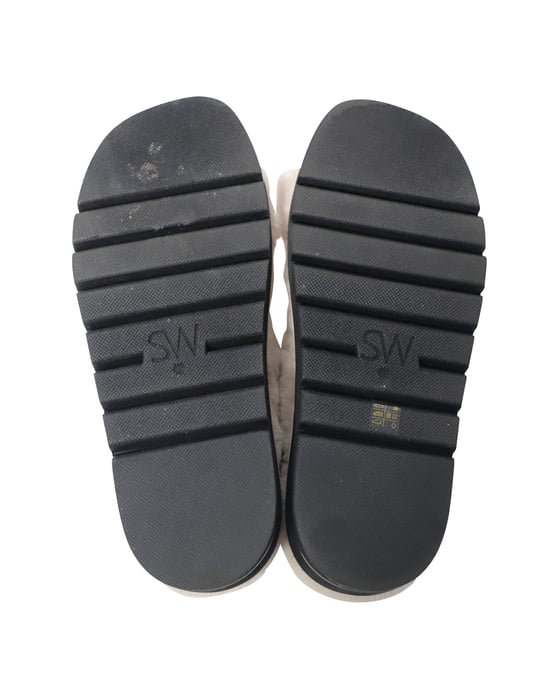 Stuart Weitzman – Roza Lift Slides-Sandalen aus cremefarbenem Kunstfell - Image 5