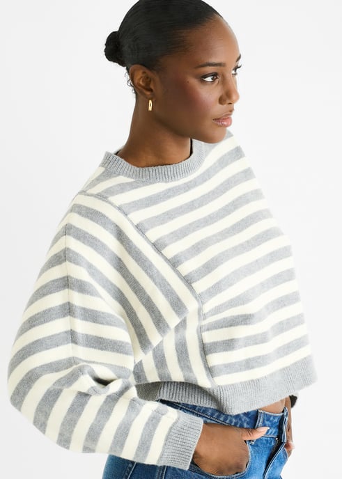 Grauer, locker sitzender Strickpullover mit kontrastierenden Streifen aus recyceltem Material - Image 3