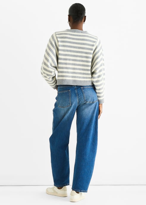 Grauer, locker sitzender Strickpullover mit kontrastierenden Streifen aus recyceltem Material - Image 4