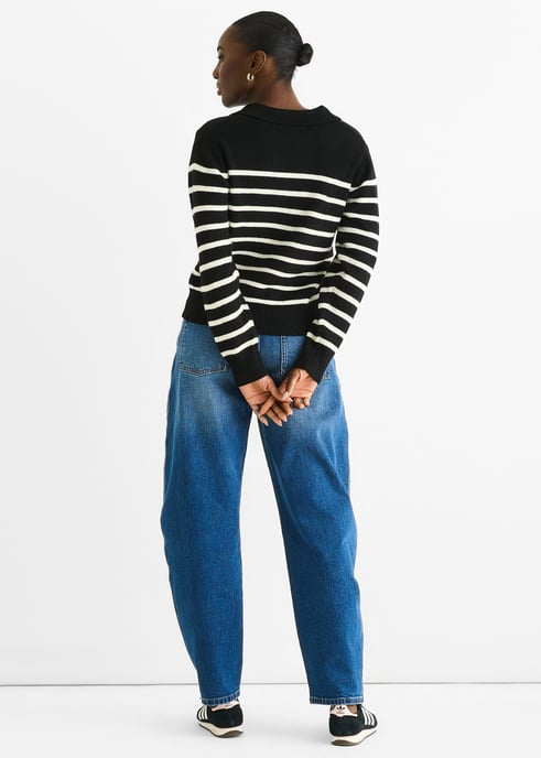 Schwarzer Strickpullover mit V-Ausschnitt und Recycling-Streifen - Image 4