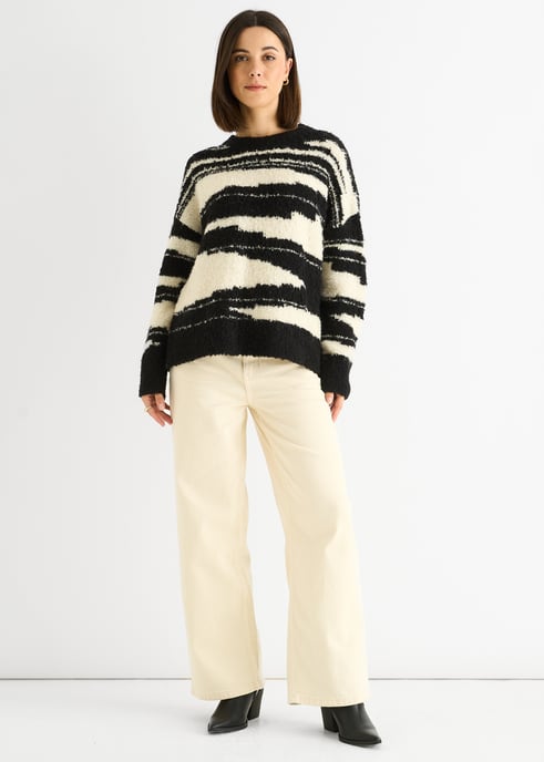 Schwarzer abstrakter übergroßer Recycling-Strickpullover - Image 1