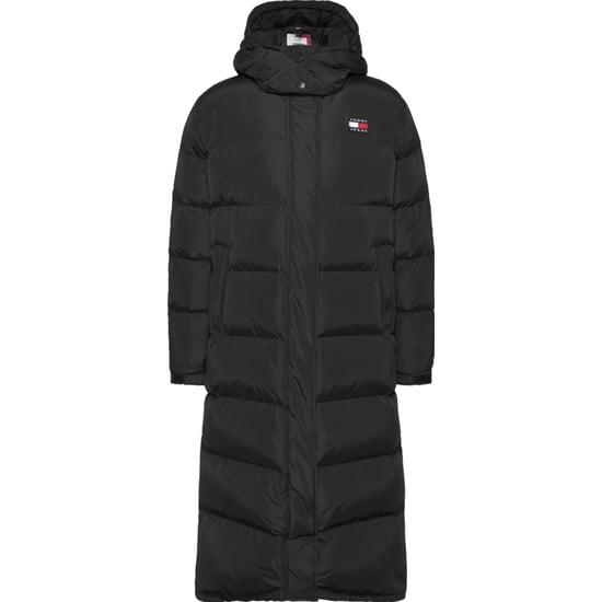 Damenjacke der Marke Tommy Jeans in der Farbe schwarz. Die Jacke ist aus recyceltem Polyester hergestellt und hat eine normale Passform. Auf der Brust befindet sich das kultige Tommy-Logo. Marke: Tommy JeansModellname: Alaska Long Puffer JacketKategorie: - Image 1