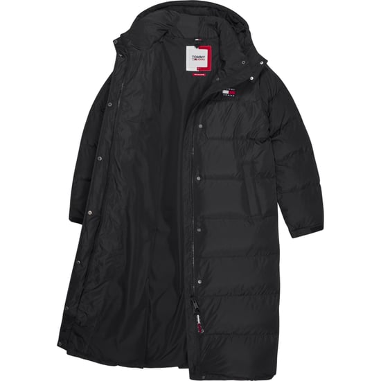 Damenjacke der Marke Tommy Jeans in der Farbe schwarz. Die Jacke ist aus recyceltem Polyester hergestellt und hat eine normale Passform. Auf der Brust befindet sich das kultige Tommy-Logo. Marke: Tommy JeansModellname: Alaska Long Puffer JacketKategorie: - Image 2