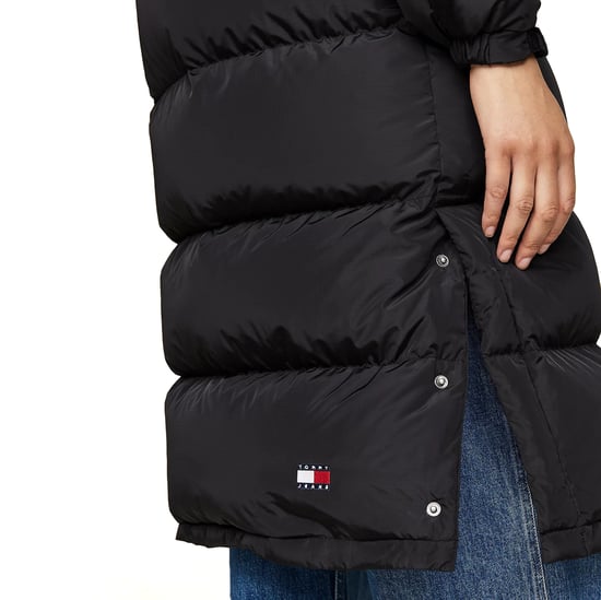 Damenjacke der Marke Tommy Jeans in der Farbe schwarz. Die Jacke ist aus recyceltem Polyester hergestellt und hat eine normale Passform. Auf der Brust befindet sich das kultige Tommy-Logo. Marke: Tommy JeansModellname: Alaska Long Puffer JacketKategorie: - Image 3