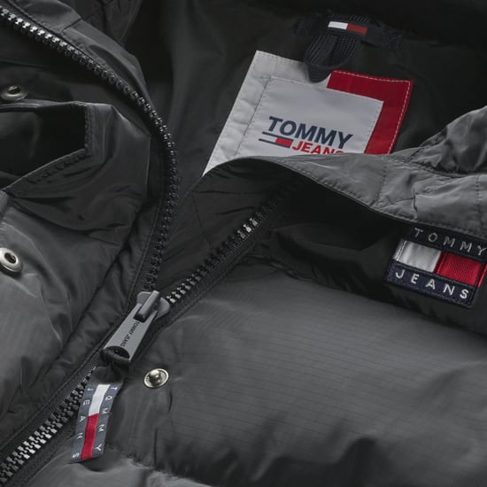 Damenjacke der Marke Tommy Jeans in der Farbe schwarz. Die Jacke ist aus recyceltem Polyester hergestellt und hat eine normale Passform. Auf der Brust befindet sich das kultige Tommy-Logo. Marke: Tommy JeansModellname: Alaska Long Puffer JacketKategorie: - Image 4