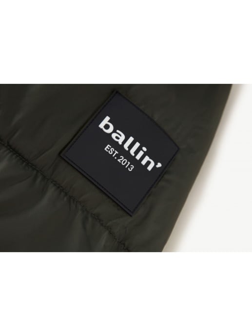 Winterjacke für Männer von der Marke Ballin Est. 2013. Die Jacke besteht aus hochwertigem Polyester und hat eine normale Passform. Die Jacke hat einen Reißverschluss von oben nach unten und lässt sich leicht auf dem Fahrrad, Moped oder Roller tragen. - Image 4