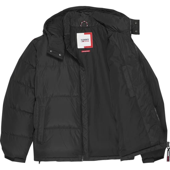 Herrenjacke der Marke Tommy Jeans in der Farbe schwarz. Die Jacke ist aus recyceltem Polyester hergestellt und hat eine normale Passform. Auf der Brust befindet sich das kultige Tommy-Logo.  Marke: Tommy JeansModellname: Alaska Puffer JacketKategorie: Her - Image 3