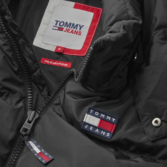 Herrenjacke der Marke Tommy Jeans in der Farbe schwarz. Die Jacke ist aus recyceltem Polyester hergestellt und hat eine normale Passform. Auf der Brust befindet sich das kultige Tommy-Logo.  Marke: Tommy JeansModellname: Alaska Puffer JacketKategorie: Her - Image 4