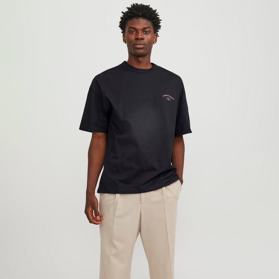 Herren-T-Shirt der Marke Jack & Jones. Das Shirt ist aus hochwertiger Baumwolle gefertigt und bietet einen hohen Tragekomfort. Marke: Jack & JonesModellname: Santorini Oversize Fit Tee Kategorie: men's tee ssMaterialien: BaumwolleFarbe: schwarz - Image 3