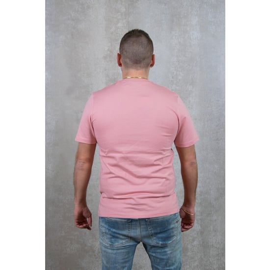 Lyle & Scott T-Shirt mit Palmentasche auf der Brust in Rosa - Image 3