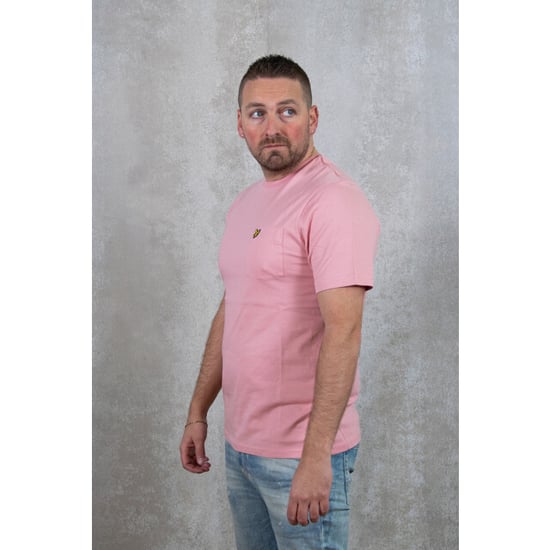 Lyle & Scott T-Shirt mit Palmentasche auf der Brust in Rosa - Image 4