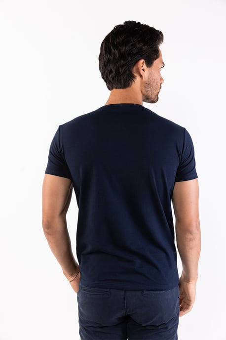 Herren-T-Shirt der Marke Presly & Sun. Die T-Shirts von Presly & Sun sind aus Bio-Baumwolle und Elastan hergestellt und haben eine figurbetonte Passform. Die weiche Baumwolle und das Elastan sorgen für einen hohen Tragekomfort.  Marke: Presly & SunModelln - Image 3