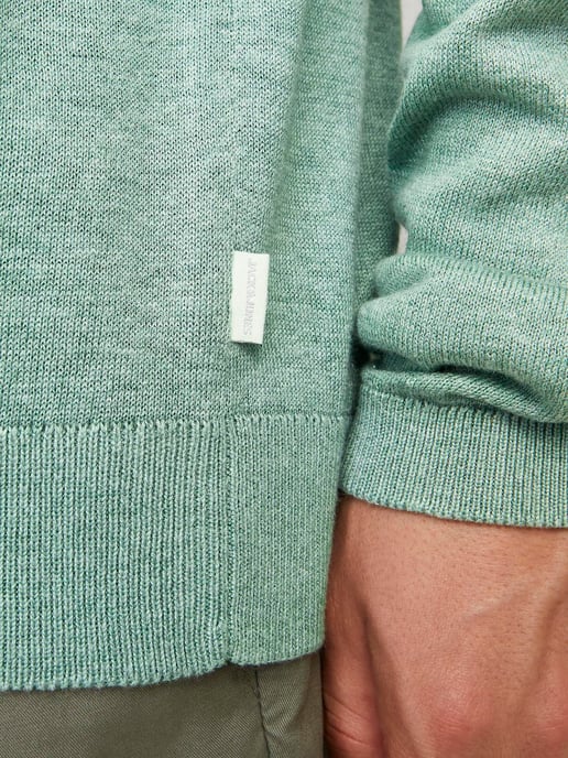 Herrenpulli der Marke Jack & Jones. Der Pullover ist aus hochwertiger Baumwolle und Polyester gefertigt. Die feine Mischung dieser Materialien sorgt für einen herrlich warmen Tragekomfort. Marke: Jack & JonesModellname: JJestar Basic Sweat Crew Neck Kate - Image 4