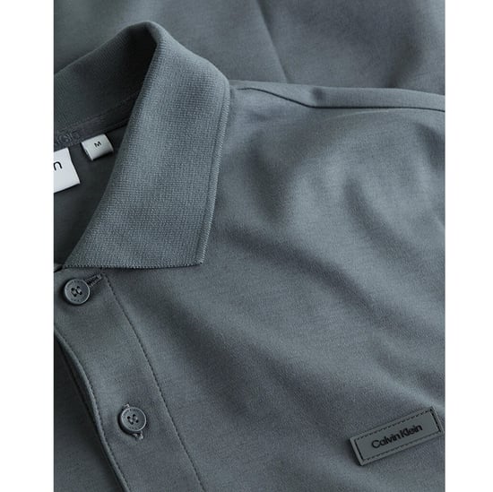 Herren-Poloshirt der Marke Calvin Klein. Die Polos von Calvin Klein sind aus 100% Bio-Baumwolle und haben eine schmale Passform. Die weiche Baumwolle sorgt für hohen Tragekomfort. Marke: Calvin KleinModellname: Liquid Touch Slim PoloKategorie: Herren-Pol - Image 2