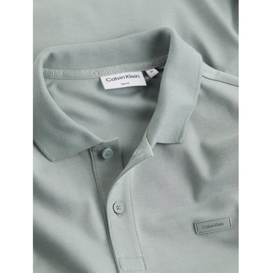 Herren-Poloshirt der Marke Calvin Klein. Die Polos von Calvin Klein sind aus 100% Bio-Baumwolle und haben eine schmale Passform. Die weiche Baumwolle sorgt für hohen Tragekomfort. Marke: Calvin KleinModellname: Liquid Touch Slim PoloKategorie: Herren-Pol - Image 2