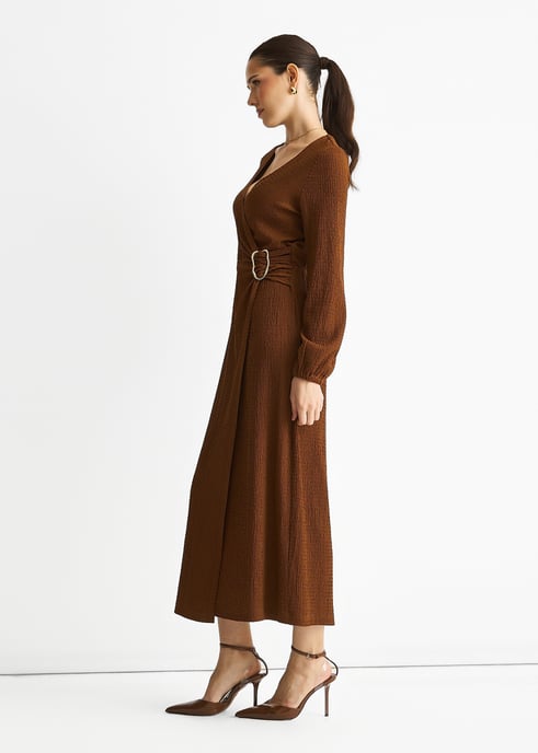 Braunes Jersey Textur Wickelkleid mit Metallbesatz Midikleid - Image 3