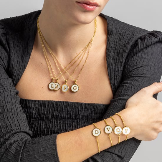 Luxenter-Armband aus weißem Perlmutt in 18 Karat Gelbgold - Alphabet - Image 2