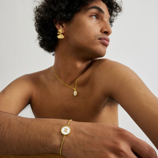 Luxenter-Armband aus weißem Perlmutt in 18 Karat Gelbgold - Alphabet - Image 2