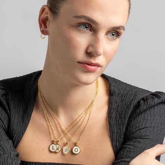 Luxenter-Halskette aus weißem Perlmutt in 18 Karat Gelbgold - Alphabet - Image 2