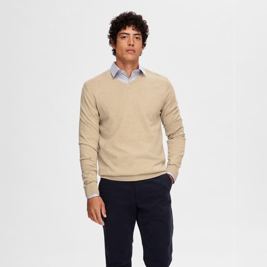 Ausgewählter Berg Pullover V-Neck für Herren. Der Berg Pullover V-Neck ist aus Baumwolle gefertigt und hat eine schöne, enge Passform.  Marke: SelectedModellname: Berg Pullover V-NeckKategorie: Herren PulloverMaterialien: BaumwolleFarbe: kelp beige - Image 2