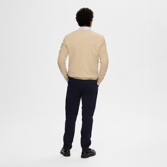 Ausgewählter Berg Pullover V-Neck für Herren. Der Berg Pullover V-Neck ist aus Baumwolle gefertigt und hat eine schöne, enge Passform.  Marke: SelectedModellname: Berg Pullover V-NeckKategorie: Herren PulloverMaterialien: BaumwolleFarbe: kelp beige - Image 3
