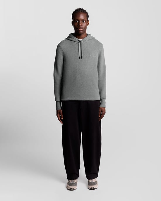 Lyle & Scott – Gestrickter Kapuzenpullover mit Schriftzug – Grau - Image 2