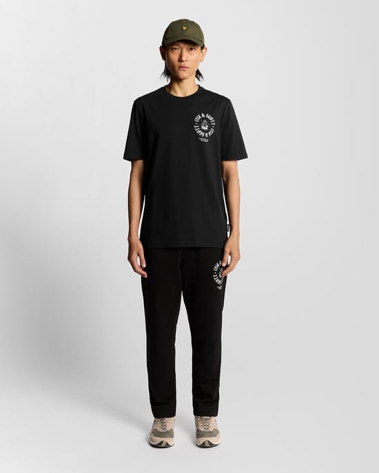 Lyle & Scott T-Shirt mit Schiffsabzeichen und Grafik – Schwarz - Image 2