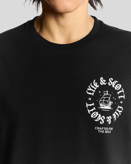 Lyle & Scott T-Shirt mit Schiffsabzeichen und Grafik – Schwarz - Image 3