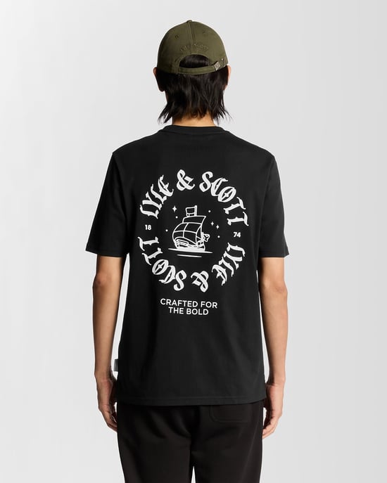 Lyle & Scott T-Shirt mit Schiffsabzeichen und Grafik – Schwarz - Image 4