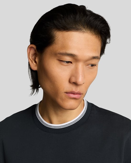 Lyle & Scott T-Shirt aus superfeiner Baumwolle mit Zierstreifen – Marineblau - Image 4