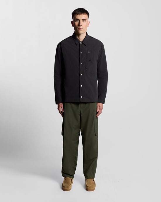 Lyle & Scott Crinkle-Nylon-Overshirt mit Tasche – Schwarz - Image 2