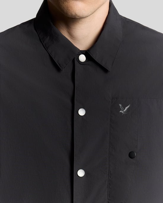 Lyle & Scott Crinkle-Nylon-Overshirt mit Tasche – Schwarz - Image 3
