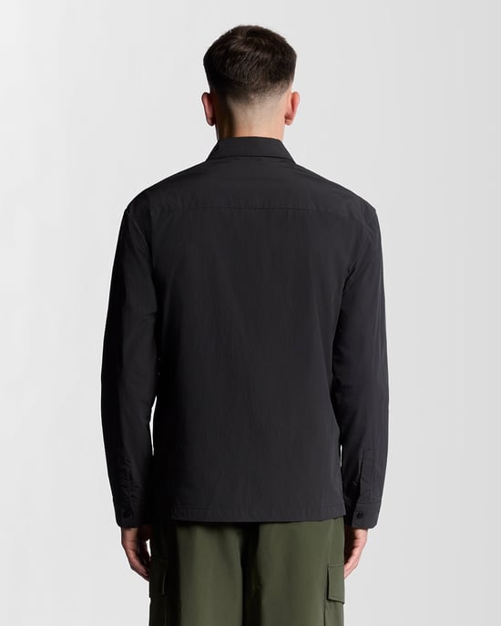Lyle & Scott Crinkle-Nylon-Overshirt mit Tasche – Schwarz - Image 4